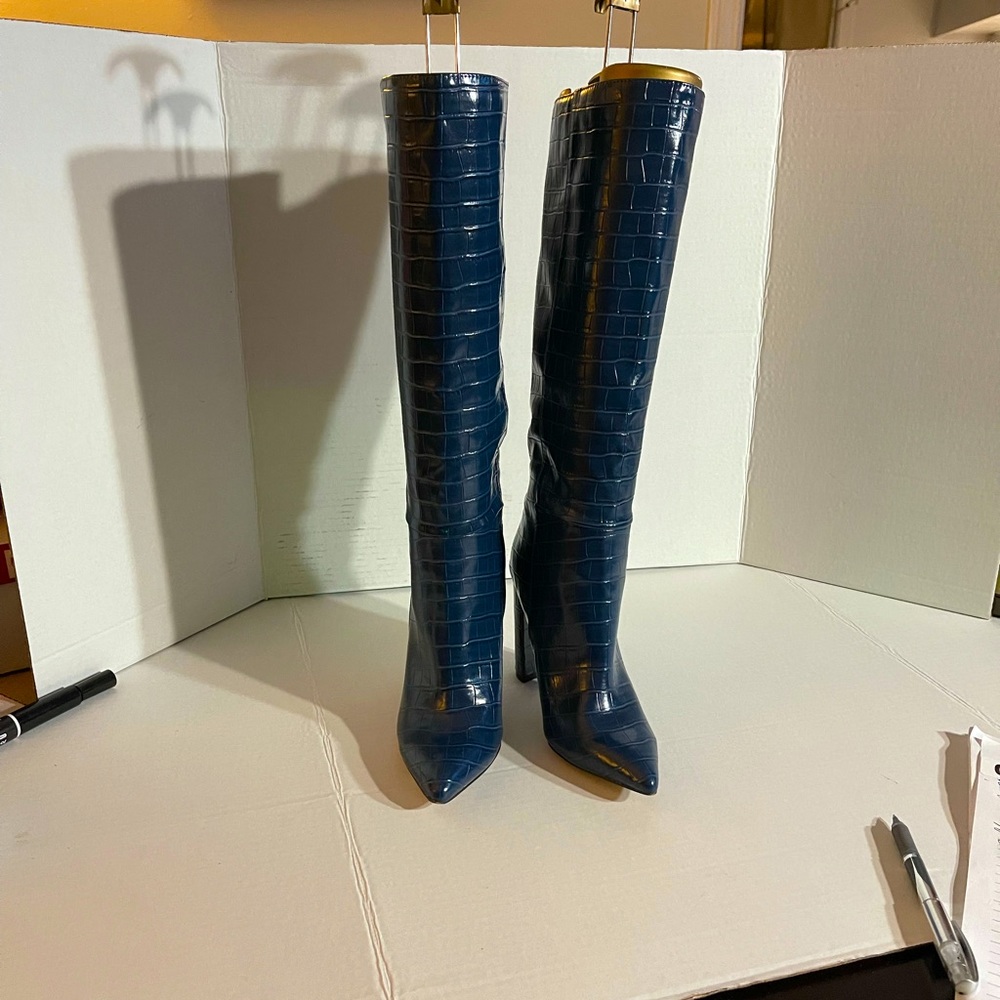 Triumph / Triuoisi 6.5 blue line design knee high. Block heel.